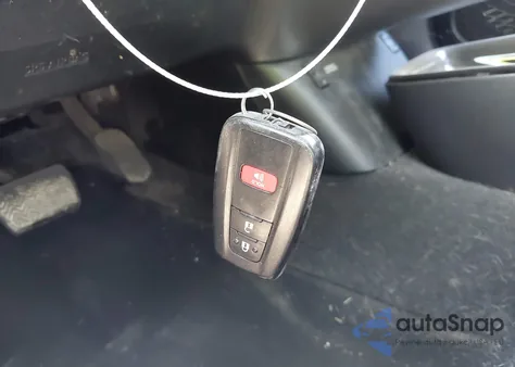 2018 Toyota Prius Four z USA, uszkodzony, nr VIN JTDKARFU6J3547892